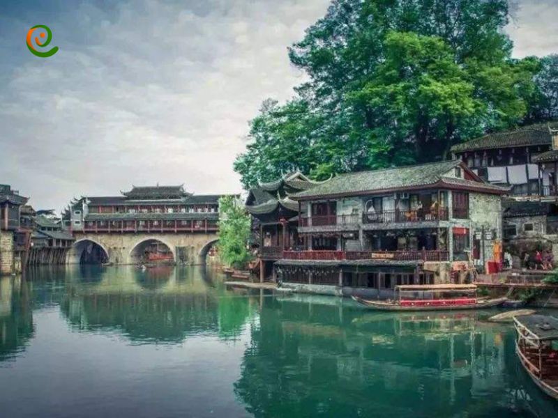 درباره معماری منحصربه‌فرد روستای باستانی فنگ‌هوانگ با این مقاله از دکوول همراه باشید.