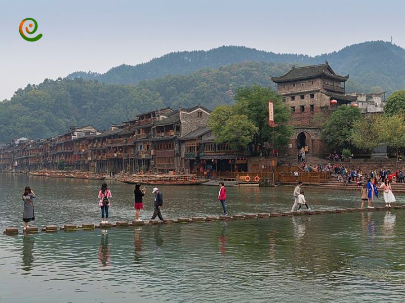 میراث فرهنگی و رسوم و رسومات روستای باستانی فنگ‌هوانگ با این مقاله از دکوول باشید.