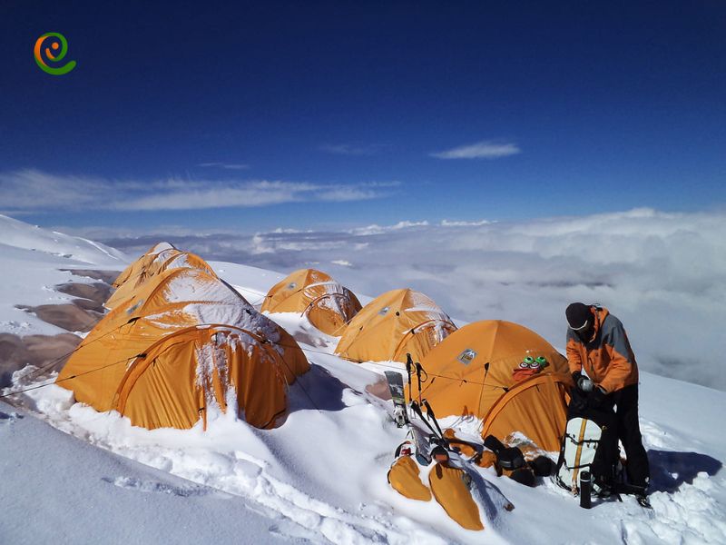 کمپ های مختلف در مسیر صعود به قله موستاق آتا وجود دارد درباره آن در دکوول بخوانید.