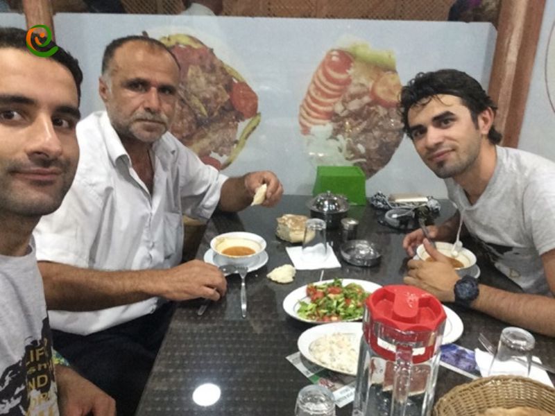 افطاری با ابراهیم در رستوران بین راهی نرسیده به آرتوین در سفرنامه ایران ترکیه گرجستان در دکوول بخوانید.