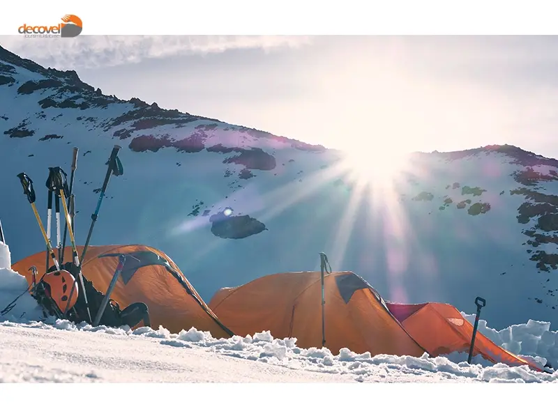 درباره نحوه انتخاب مکان برای برپایی چادر و کمپ زمستانی در کوهستان با این مقاله از دکوول همراه باشید.