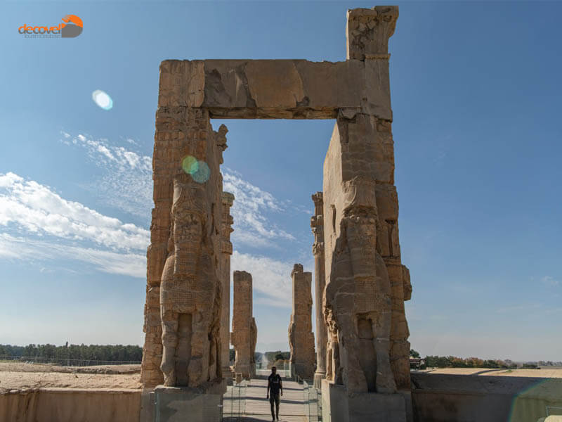 درباره سفر به تخت جمشید در استان فارس ایران با این مقاله از وب سایت دکوول همراه باشید.