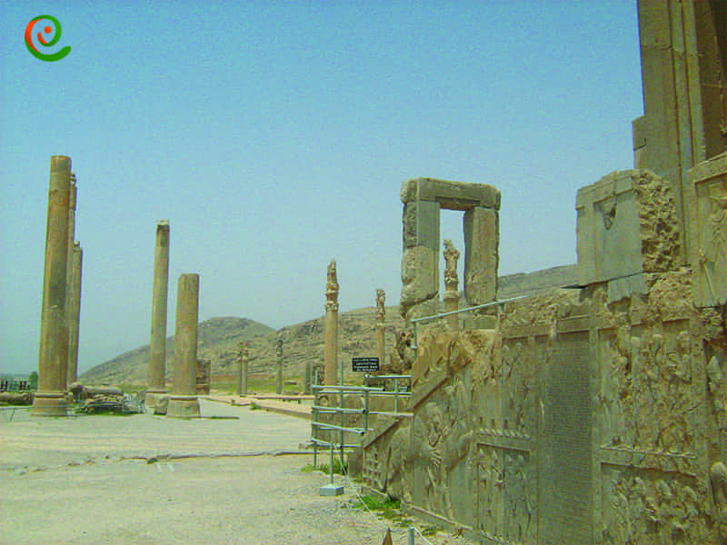 تخت جمشید از آثار تاریخی مهم ایران است که یادگار تاریخ و فرهنگ گذشتگان است