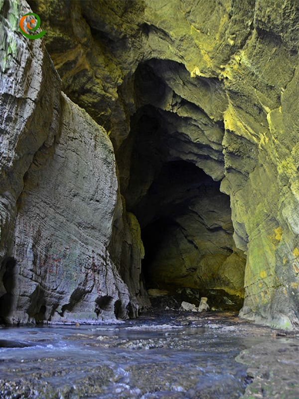 حوضچه‌های غار دیوسپید واقع در استان گلستان و از جاذبه های گردشگری مهم استان گلستان