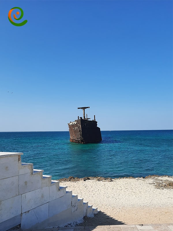 کشتی یونانی در جزیره کیش که از جاذبه های گردشگری جزیره کیش نیز به شمار می‌رود.