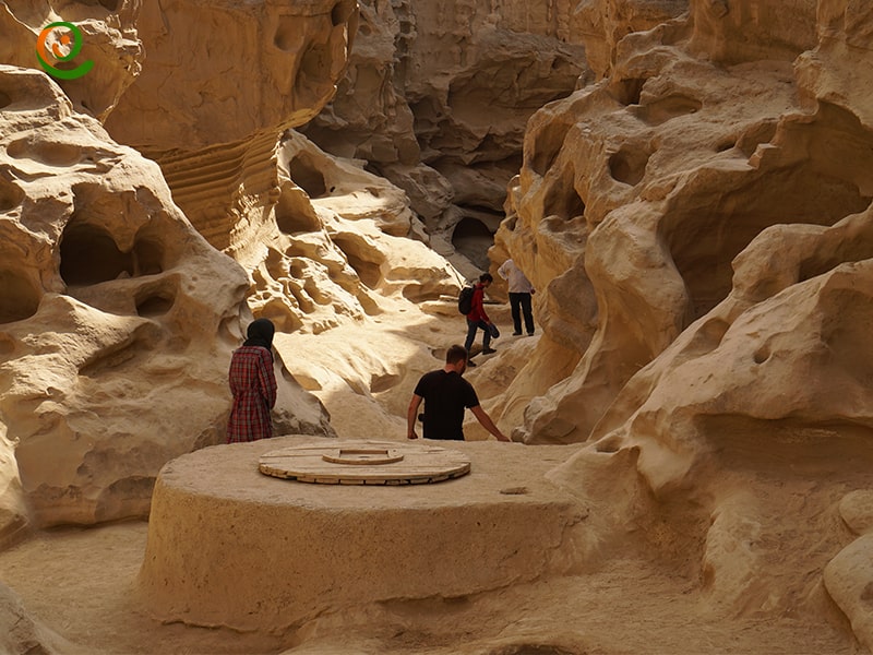 چاهکوه زیبا که از جاذبه های گردشگری قشم و استان هرمزگان به شمار می روند