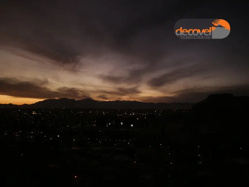 نمایی از شهر کرمان در شب را در دکوول ببینید.