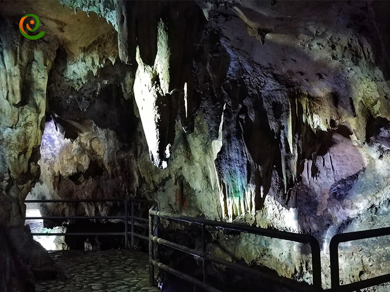 غار قوری قلعه از جاذبه های گردشگری استان کرمانشاه است که در دامنه کوه شاهو قرار گرفته است
