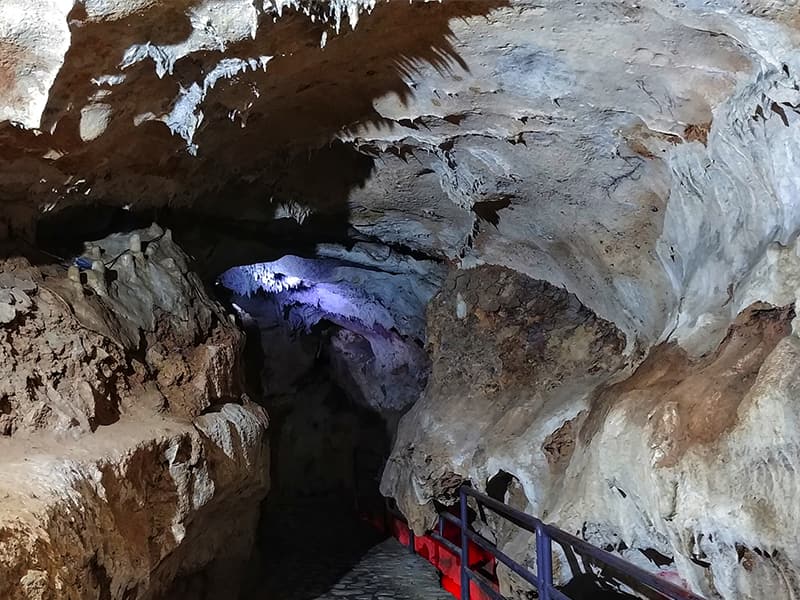 غار قوری قلعه از جاذبه های گردشگری استان کرمانشاه و کوه شاهو است.