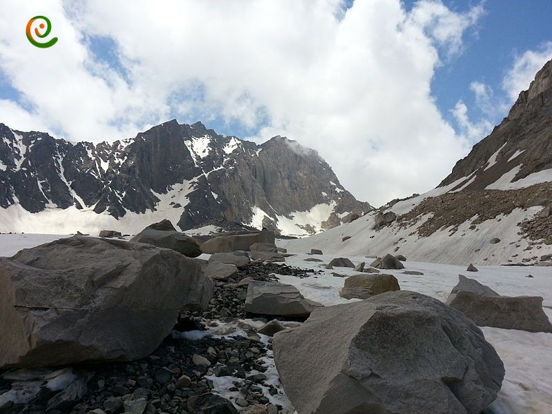 دیواره علم کوه در استان مازندران منطقه کلاردشت قرار گرفته است.
