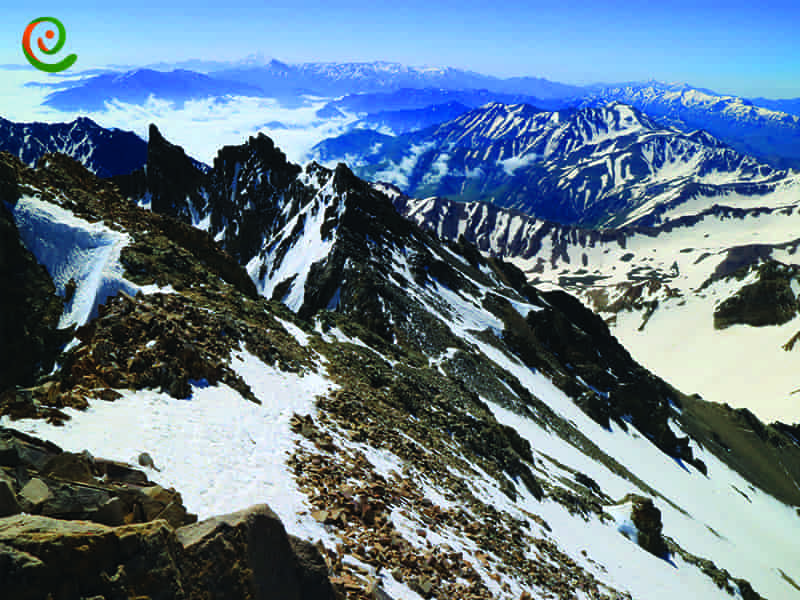 قله علم کوه و نمای قله دماوند از قله علم کوه از مسیر گرده آلمان ها