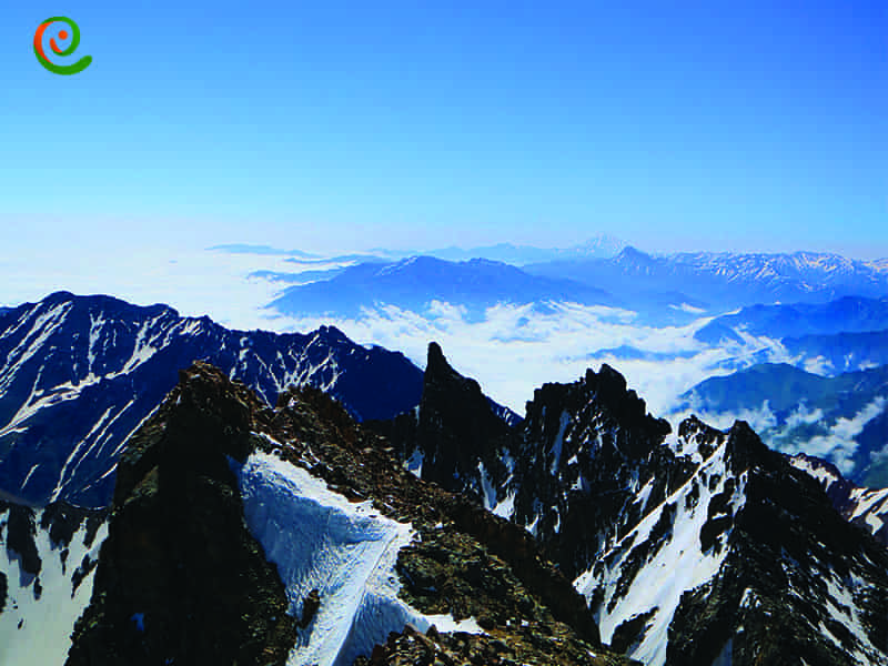 علم کوه دومین قله بلند ایران که مسیر علم کوه از حصارچال است و تابلو قله دارد. 