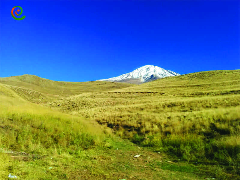 عکس قله دماوند در وب سایت دکوول است که از مسیرهای جنوبی و شمالی صعود به قله دماوند انجام می شود