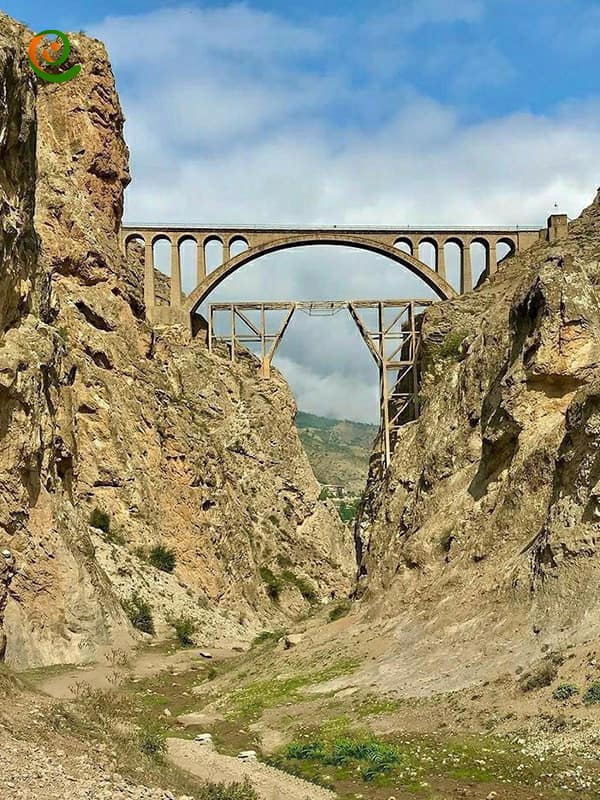 پل ورسک واقع در منطقه سوادکوه که آبشار ورسک را نیز در کنار خود دارد از جاذبه های گردشگری استان مازندران و سوادکوه است