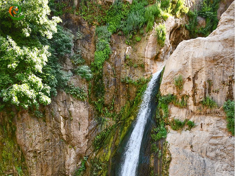 محوطه زیبای آبشار شلماش از آبشارهای مهم ایران و از جاذبه های گردشگری استان آذربایجان غربی