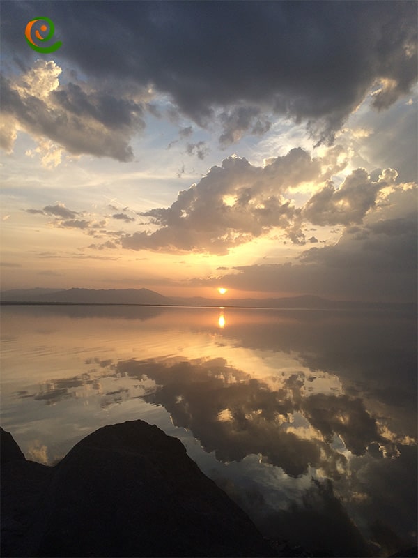 انعکاس نور از سطح دریاچه ارومیه در غروب های زیبا و ابری