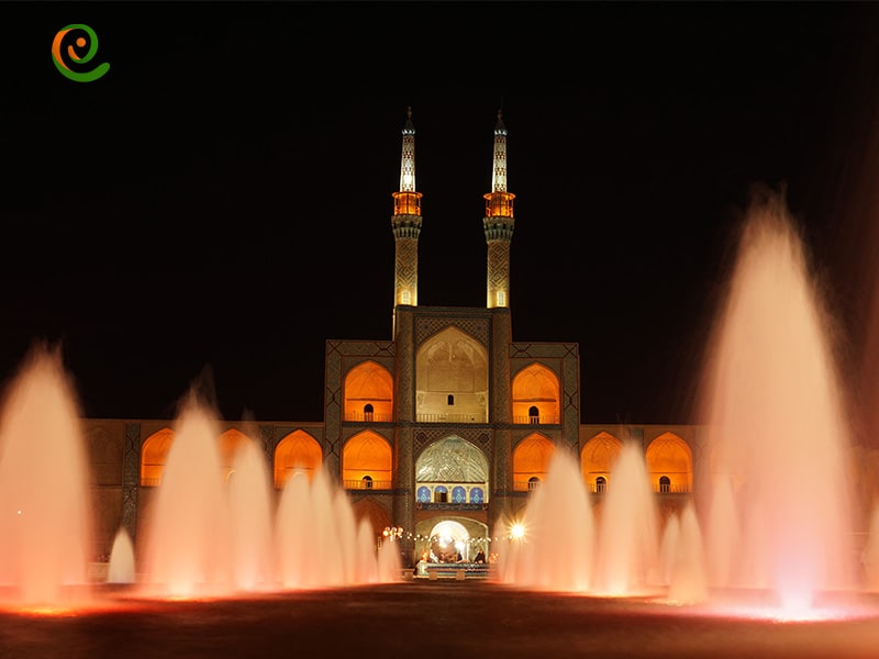 مسجد امیر چخماق که در میدان امیر چخماق قرار گرفته است از جاذبه های گردشگری مهم یزد به شمار می رود