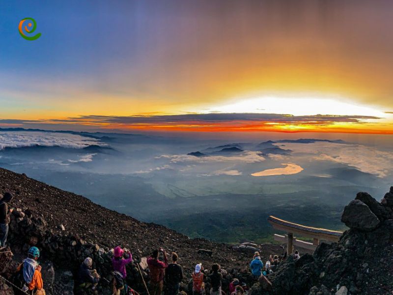 منظره طلوع آفتاب در روی قله فوجی برای کسی که با تجهیزات و لوازم کوهنوردی مناسب اقدام به صعود کرده است