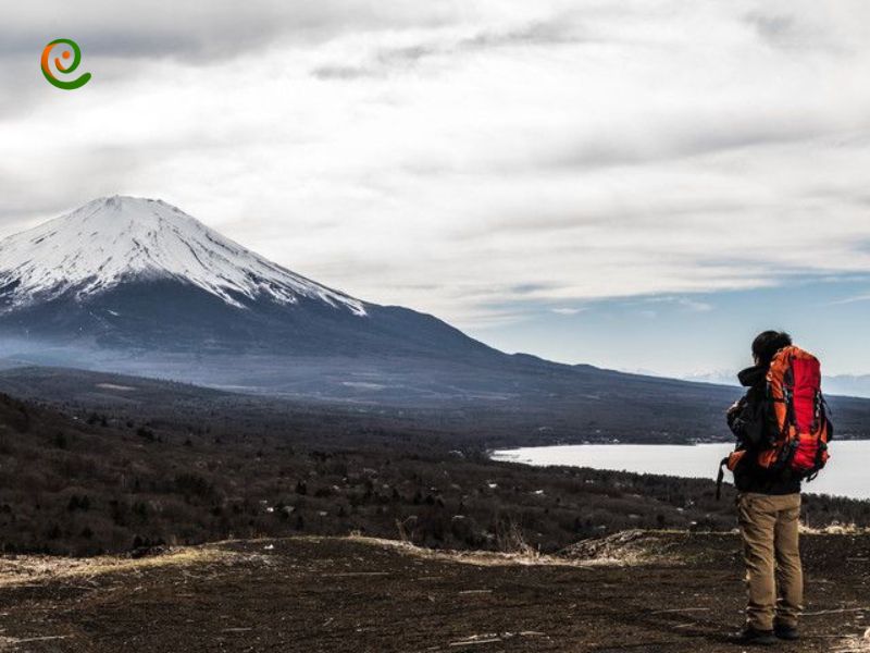 قله فوجی و صعود به قله فوجی در کشور ژاپن و کوهنوردی که در حال نظاره به منظره بی‌نظیر قله فوجی است.