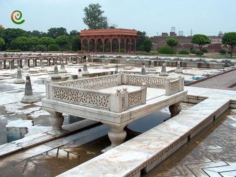 معماری قصر لاهور و باغ‌های شالیمار در دکوول ببینید و درباره آن بخوانید.