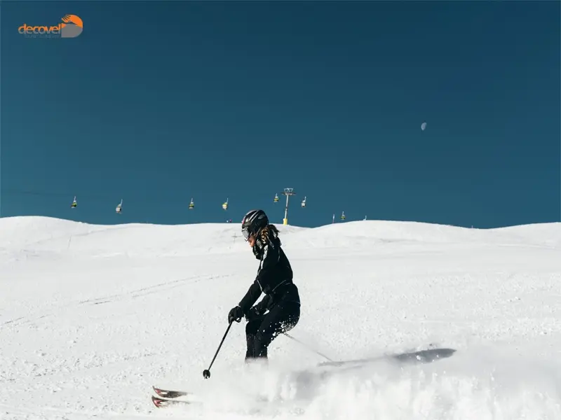 درباره اسکی در کوه‌های آلپ و کشور سوئیس در دکوول ببینید و بخوانید.
