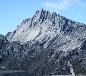 قله هرم کارستنز