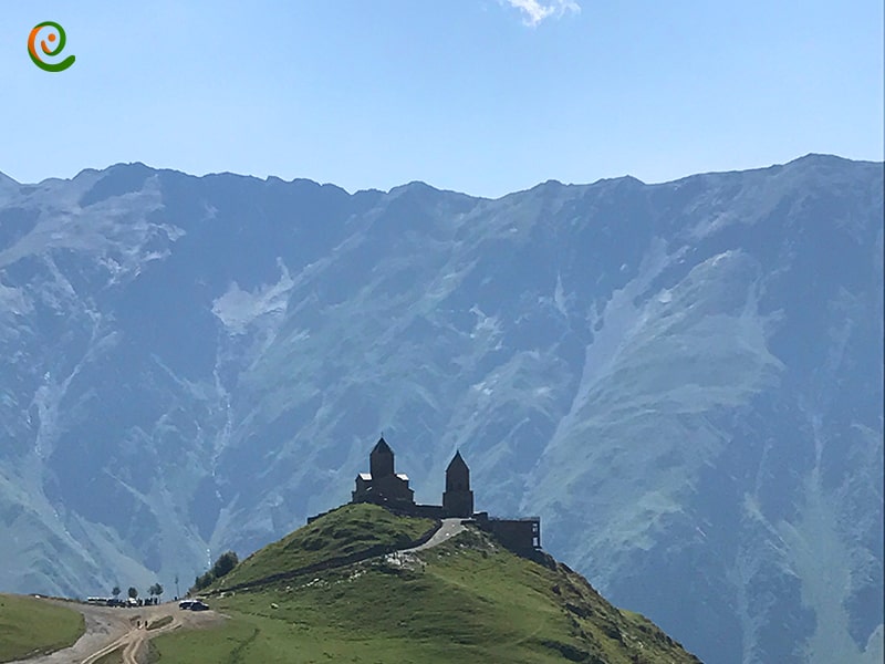 کلیسای گرگتی در مسیر صعود به قله کازبک از جمله جاذبه های گردشگری گرجستان است
