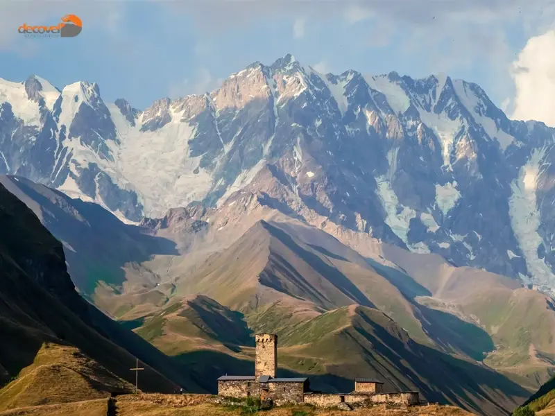 کوه شاخارا یکی از زیباترین کوه‌های رشته کوه قفقاز است که بلندترین قله کشور گرجستان محسوب می‌شود.