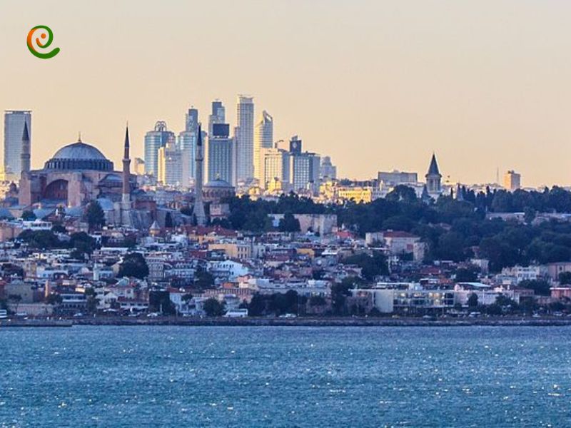 غروب تنگه بسفر با دورنمای شهر زیبای استانبول در کنار اهمیت اقتصادی این منطقه از موضوعاتی است در دکوول مطرح شده است.