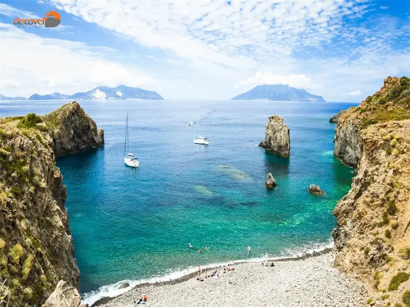 درباره جزایر اطراف دریای مدیترانه با این مقاله از دکوول همراه باشید.